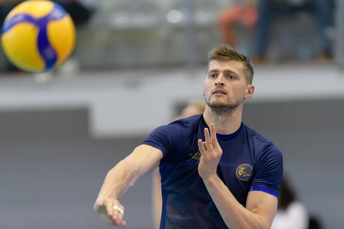 Verva Warszawa Orlen Paliwa rusza do walki w siatkarskiej Lidze Mistrzów. Wicemistrzowie Polski wydają się scementowani po problemach, które spotkały ich przed sezonem. Chodzi o zamieszanie ze sponsorem i zmianą nazwy klubu. W zespole pozostali jednak kluczowi zawodnicy, którzy poprowadzili drużynę do ośmiu ligowych zwycięstw. Teraz chcą zaprowadzić zespół jak najdalej w lidze mistrzów. Pierwszy mecz już w środę. W kolejnych spotkaniach warszawianie natkną się m.in. na Wilfredo Leona z Perugii. O nadchodzącym pucharowym sezonie ze środkowym Vervy Piotrem Nowakowskim rozmawiał Paweł Pawłowski.