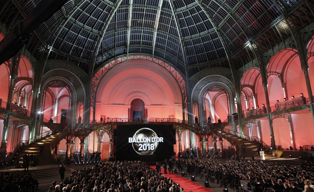 Messi przed Van Dijkiem, Salahem, Ronaldo i Mane - tak mają wyglądać wyniki plebiscytu, w którym piłkarze walczą o Złotą Piłkę. W mediach pojawia się coraz więcej przecieków dotyczących plebiscytu organizowanego przez "France Football". Według tych nieoficjalnych informacji Robert Lewandowski ma znaleźć się poza pierwszą dziesiątką nagrodzonych. Jest natomiast szansa na najlepszą jedenastkę tego sezonu. Ceremonia rozpocznie się o 20:30.