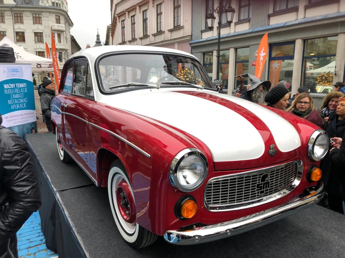 Tom Hanks dostał już z Polski Fiata 126p, teraz ma także syrenkę: Fundacja "Nie wypada nie pomagać" zaprezentowała w Bielsku-Białej odrestaurowane zabytkowe auto, które słynny aktor wystawi na licytację. Pieniądze zostaną przekazane oddziałowi psychiatrycznemu Szpitala Pediatrycznego w Bielsku-Białej.