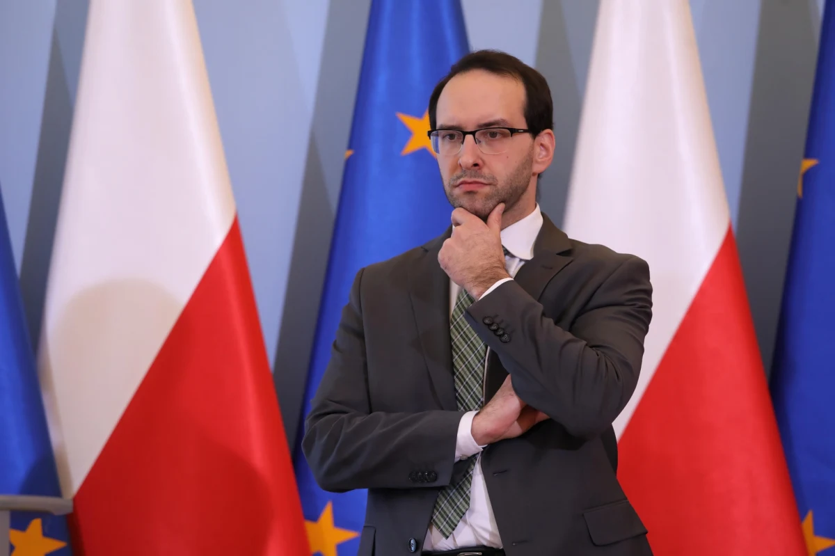 "Nie słyszałem, żeby mój szef, minister Koordynator Służb Specjalnych Mariusz Kamiński rozważał jakiekolwiek decyzje dotyczące podania się do dymisji" - powiedział jego rzecznik Stanisław Żaryn. Jak podkreślił, CBA przeprowadziło postępowanie kontrolne związane z oświadczeniami majątkowymi szefa NIK Mariana Banasia w "terminie ustawowym". 