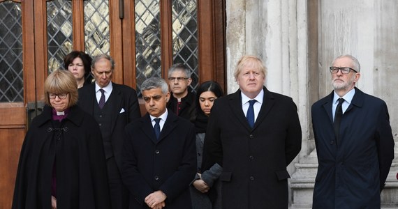 Brytyjski premier Boris Johnson, lider opozycji Jeremy Corbyn i burmistrz Londynu Sadiq Khan wzięli udział w uroczystości żałobnej, upamiętniającej dwie osoby zabite podczas piątkowego ataku terrorystycznego na Moście Londyńskim.