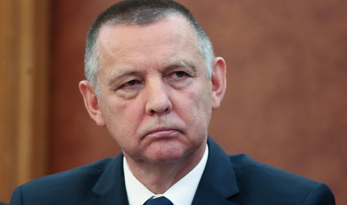 ​Czekamy do końca dnia na dymisję prezesa Najwyższej Izby Kontroli Mariana Banasia. Od jutra będziemy myśleć o "planie B" - mówi RMF FM wicerzecznik Prawa i Sprawiedliwości Radosław Fogiel. Wicepremier Jacek Sasin zapewnia z kolei, że metodą na odwołanie Banasia nie jest kontrola majątku jego syna, który pojawia się w sprawie krakowskiej kamienicy a pracuje w "państwowym" banku.