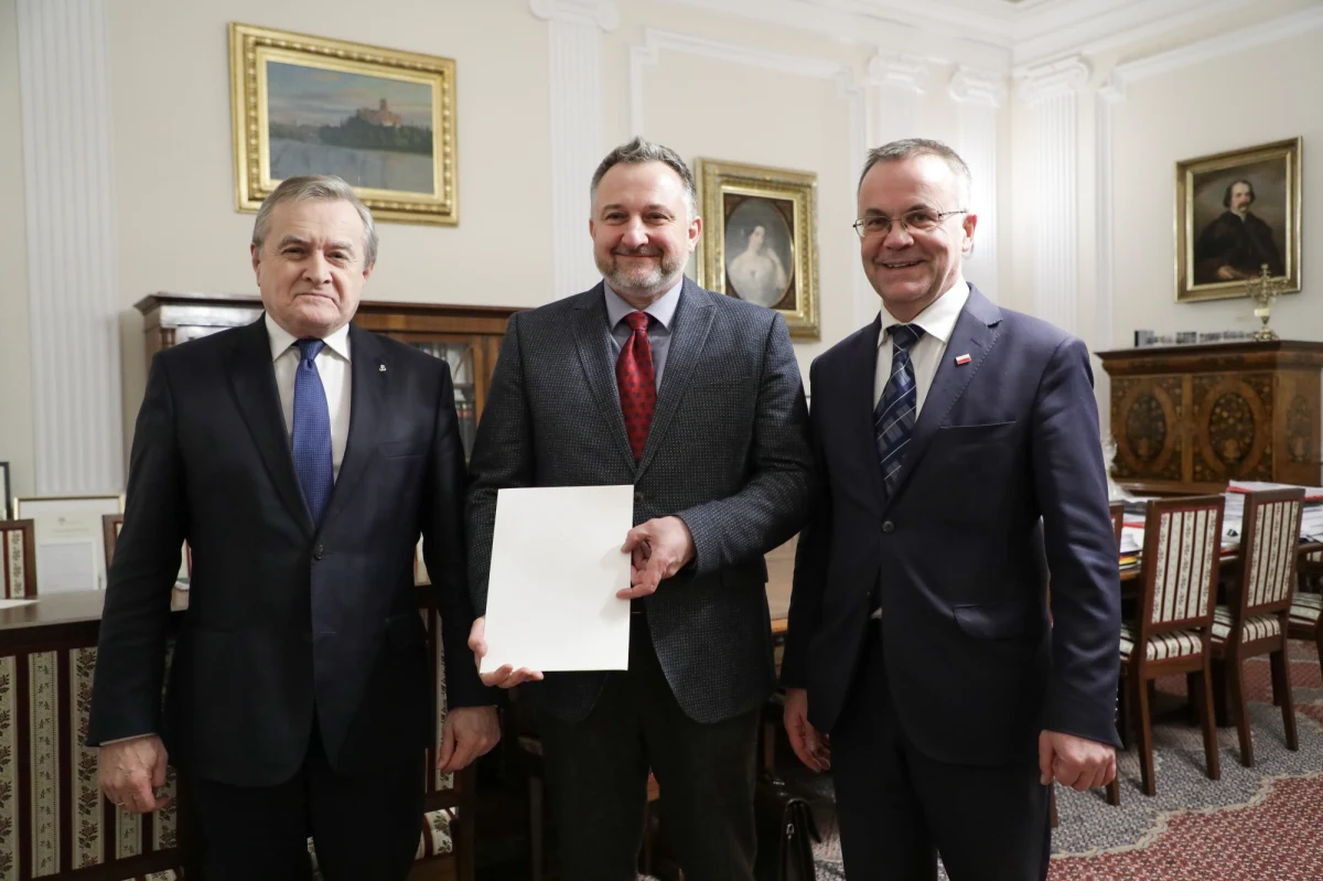 Minister kultury i dziedzictwa narodowego Piotr Gliński powierzył pełnienie obowiązków dyrektora Muzeum Narodowego w Warszawie dr. hab. Łukaszowi Gawłowi. Do tej pory był on zastępcą dyrektora Muzeum Narodowego w Krakowie.