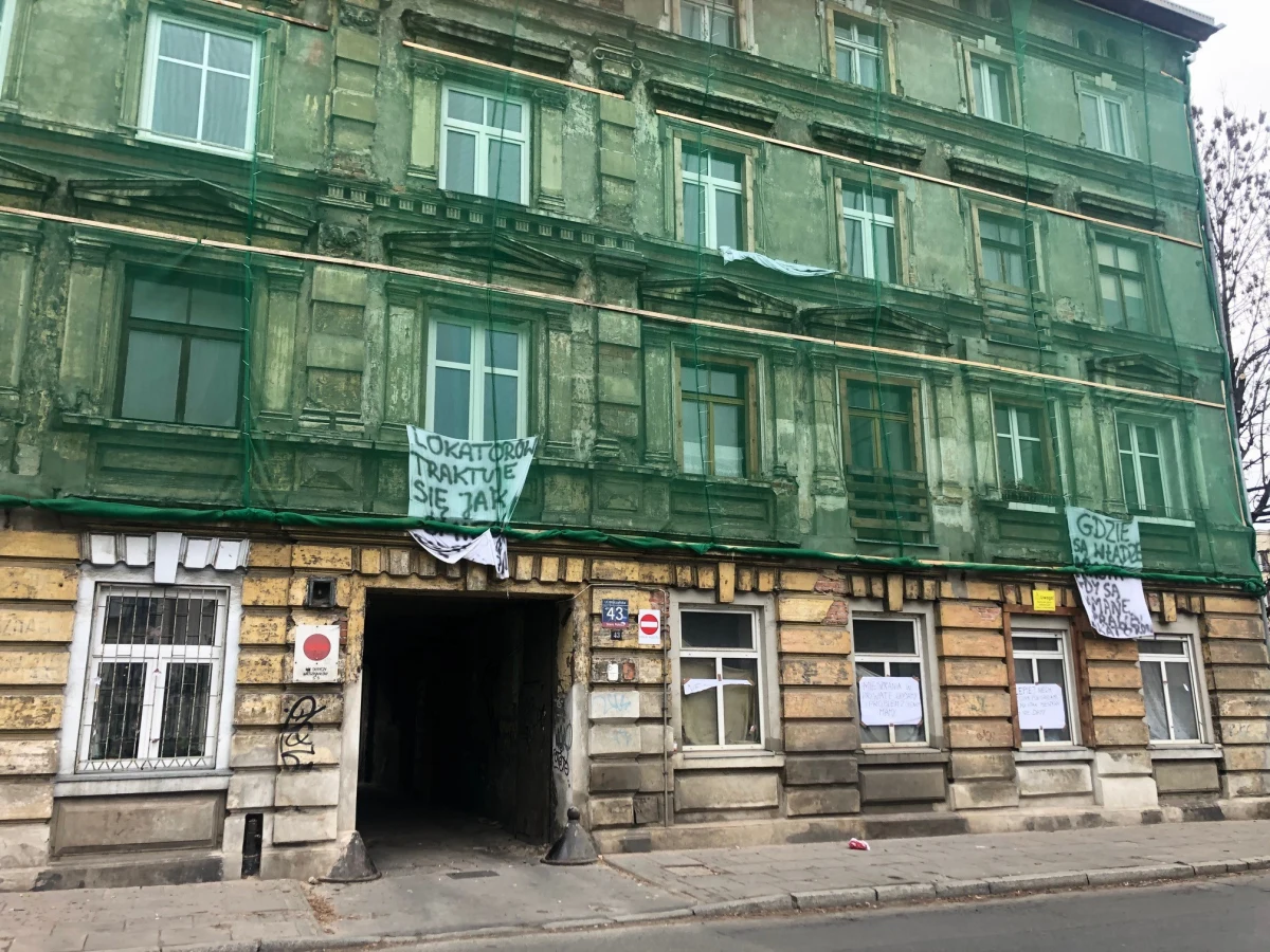 W Łodzi przy ul. Wólczańskiej 43 protestowali mieszkańcy. Nie są zadowoleni z warunków, w jakich zostali umieszczeni w oczekiwaniu na nowe lokale. Kamienica przy Wólczańskiej grozi zawaleniem, dlatego większość lokatorów zdecydowała się ją opuścić. Decyzją Powiatowego Inspektora Nadzoru Budowlanego kamienica została wyłączona z użytkowania 15 listopada. Chociaż budynek jest własnością prywatną, lokatorzy po pomoc udali się do urzędu miasta.