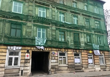 Łódź: Protest lokatorów z grożącej zawaleniem kamienicy. Nie są zadowoleni z lokali zastępczych