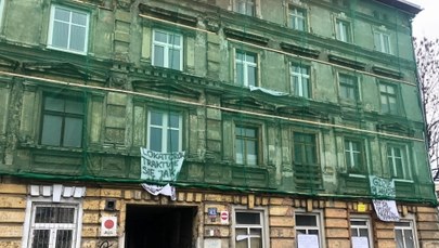 Łódź: Protest lokatorów z grożącej zawaleniem kamienicy. Nie są zadowoleni z lokali zastępczych