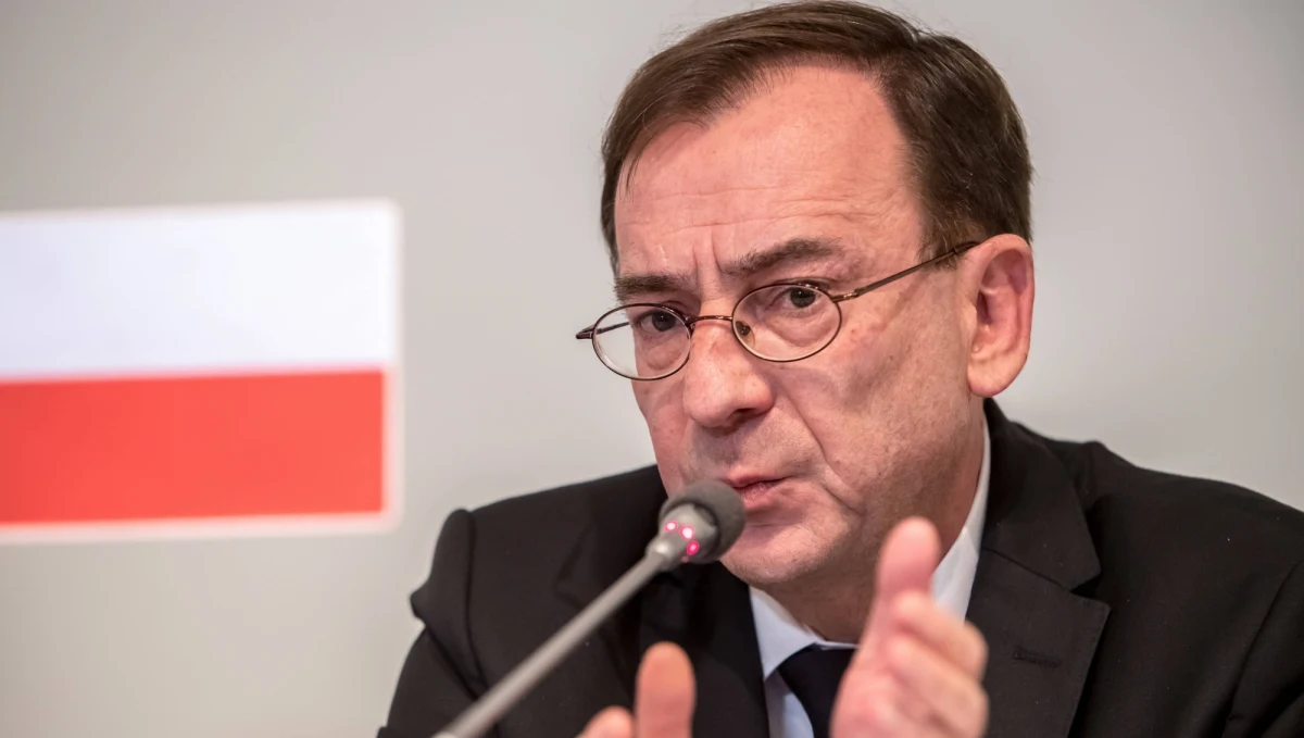 Minister Mariusz Kamiński podpisał nową decyzję kompetencyjną, która określa zakres obowiązków poszczególnych członków kierownictwa MSWiA - poinformowało w poniedziałek PAP biuro prasowe MSWiA. W resorcie będzie czterech wiceministrów: Maciej Wąsik, Paweł Szefernaker, Krzysztof Kozłowski oraz Błażej Poboży.