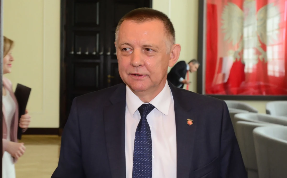 Jakub Banaś, syn prezesa Najwyższej Izby Kontroli Mariana Banasia, nie pracuje już w Banku Pekao SA - informuje "Dziennik Gazeta Prawna". Banaś był tam pełnomocnikiem zarządu. Według informacji dziennikarza RMF FM, powody jego odejścia są stricte polityczne.