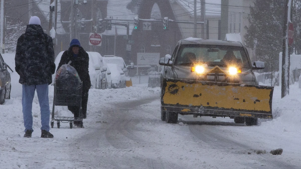 Od niedzieli do poniedziałku rano na wschodnim wybrzeżu Stanów Zjednoczonych odwołano 900 lotów, a 7,5 tys. było opóźnionych - informuje telewizja CNN. Opady śniegu w Nowej Anglii i Nowym Jorku utrudniły milionom Amerykanów powroty po długim weekendzie. 