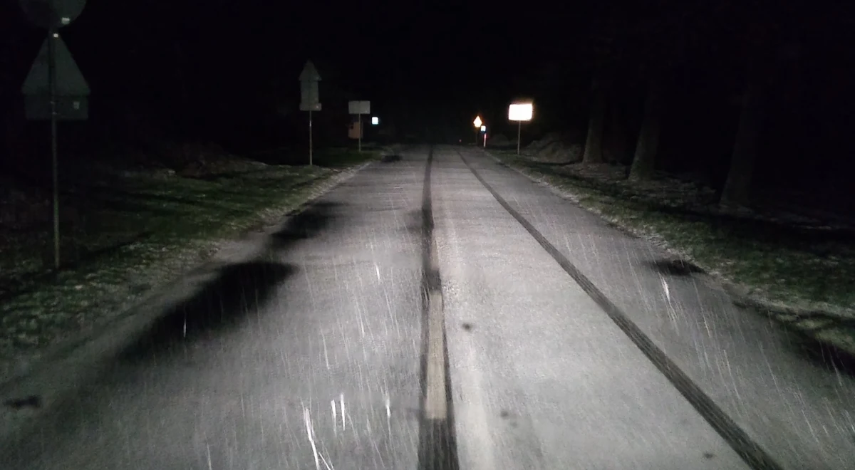 IMGW wydał rano ostrzeżenia pierwszego stopnia przed oblodzeniem dla czterech województw. Alertem objęte są: woj. mazowieckie, woj. lubelskie, woj. łódzkie i część województwa wielkopolskiego.