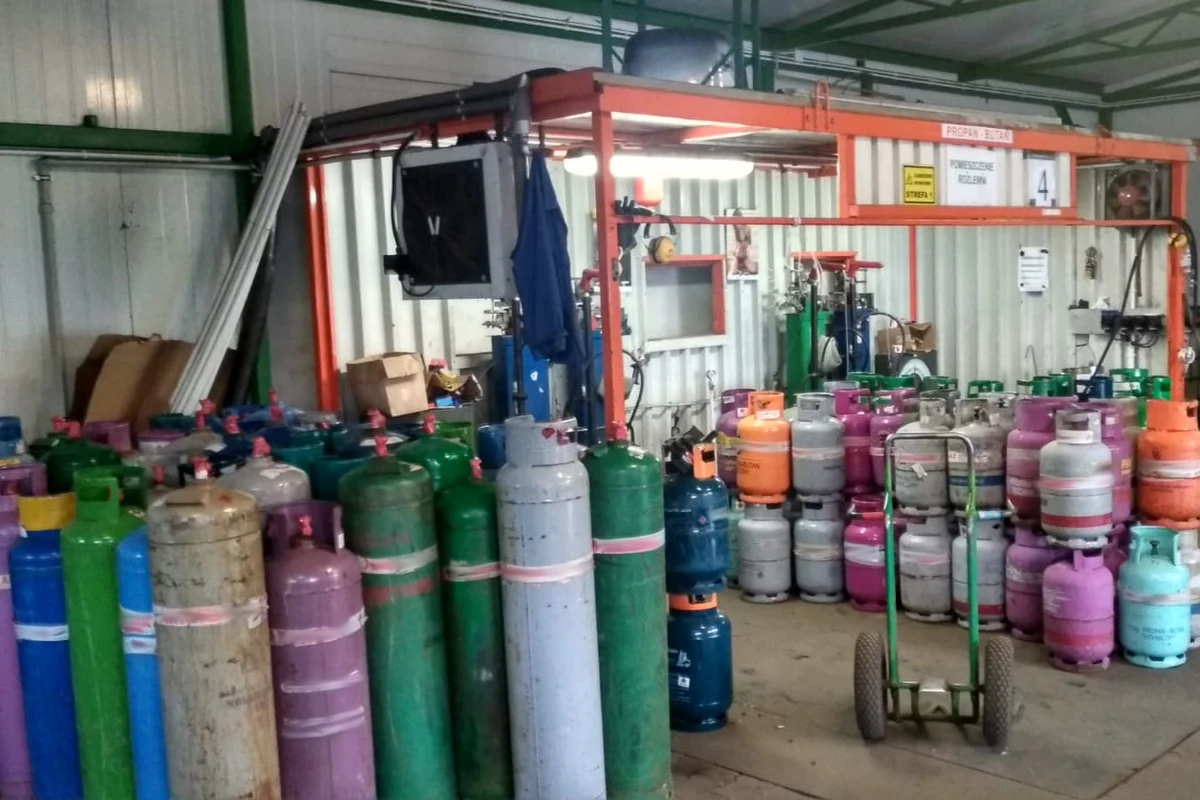 Zaopatrywali stacje LPG w gaz grzewczy zamiast w napędowy. Zorganizowaną grupę oszustów rozbili policjanci z CBŚP w Łodzi oraz funkcjonariusze skarbowi. Zatrzymano 11 osób. 