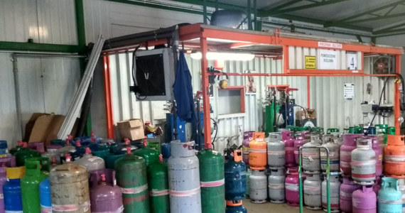 Zaopatrywali stacje LPG w gaz grzewczy zamiast w napędowy. Zorganizowaną grupę oszustów rozbili policjanci z CBŚP w Łodzi oraz funkcjonariusze skarbowi. Zatrzymano 11 osób. 