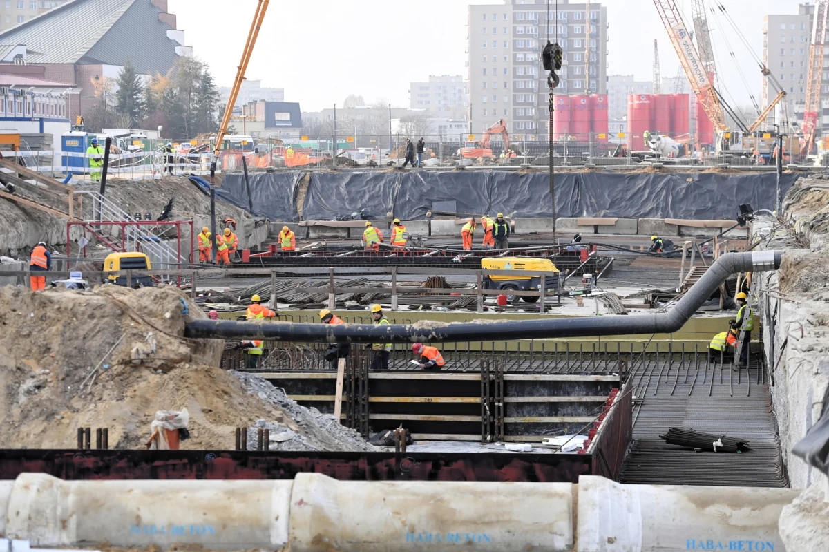 Kolejny niewybuch odnaleziony podczas budowy drugiej linii metra na warszawskim Bródnie. Robotnicy na znalezisko natrafili u zbiegu ulic Rębie-lińskiej i Kondratowicza. 