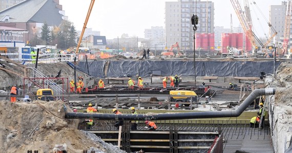 Kolejny niewybuch odnaleziony podczas budowy drugiej linii metra na warszawskim Bródnie. Robotnicy na znalezisko natrafili u zbiegu ulic Rębie-lińskiej i Kondratowicza. 