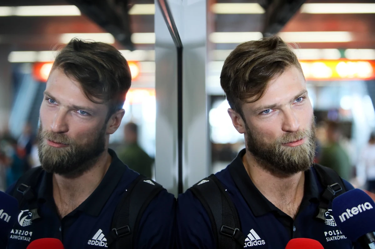 Sporo wątpliwości mieli kibice warszawskiej drużyny, którą w wakacje dotknęły problemy związane z kłopotami finansowymi sponsora. Wicemistrz Polski, występujący pod nazwą Onico Warszawa, stanął nad przepaścią. Z klubu odszedł najlepszy gracz Bartosz Kurek. Ludzie, którym warszawska siatkówka leży na sercu, wzięli się do pracy i zgłosili do rozgrywek zespół pod nazwą Projekt Warszawa. Niedawno za finansowanie klubu wziął się gigant paliwowy, a klub zyskał nazwę Verva Warszawa Orlen Paliwa. Dziś jest czołowym zespołem Plus Ligi i teraz zamierza pokazać swoją siłę w Lidze Mistrzów. Pierwszy mecz już jutro. Ze środkowym Vervy Andrzejem Wroną rozmawia Paweł Pawłowski.