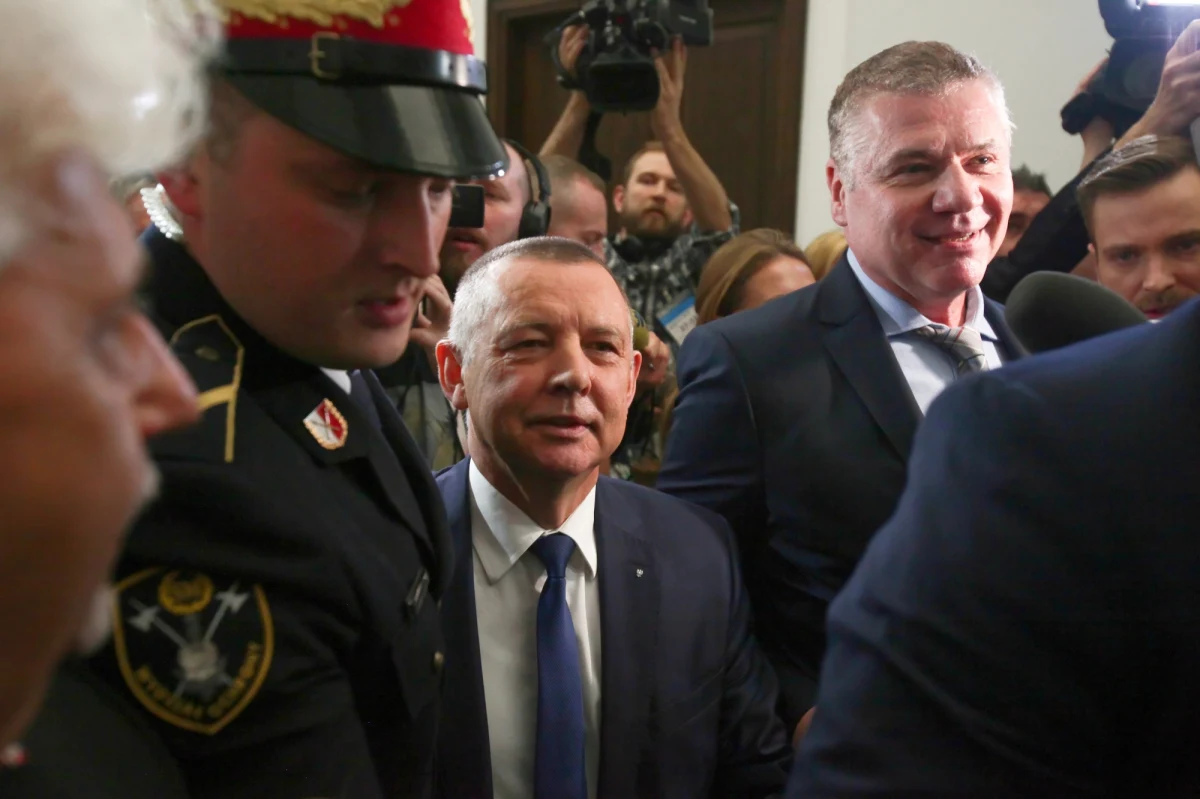 "Z politycznego punktu widzenia zrobiliśmy wszystko, co mogliśmy, decyzja należy do Banasia. Czekamy na jego dymisję w tym tygodniu. Jeżeli jej nie będzie, podejmiemy działania legislacyjne" - to oficjalny przekaz Prawa i Sprawiedliwości, który słyszymy w ostatnich godzinach i z pewnością wielokrotnie jeszcze usłyszymy z ust polityków tej partii. Dotarliśmy do partyjnych instrukcji PiS, rozesłanych do polityków. Mają z nich korzystać podczas rozmów z dziennikarzami. W briefie znalazły się również wytyczne dotyczącego m.in. tego, co mówić o protestujących sędziach. 