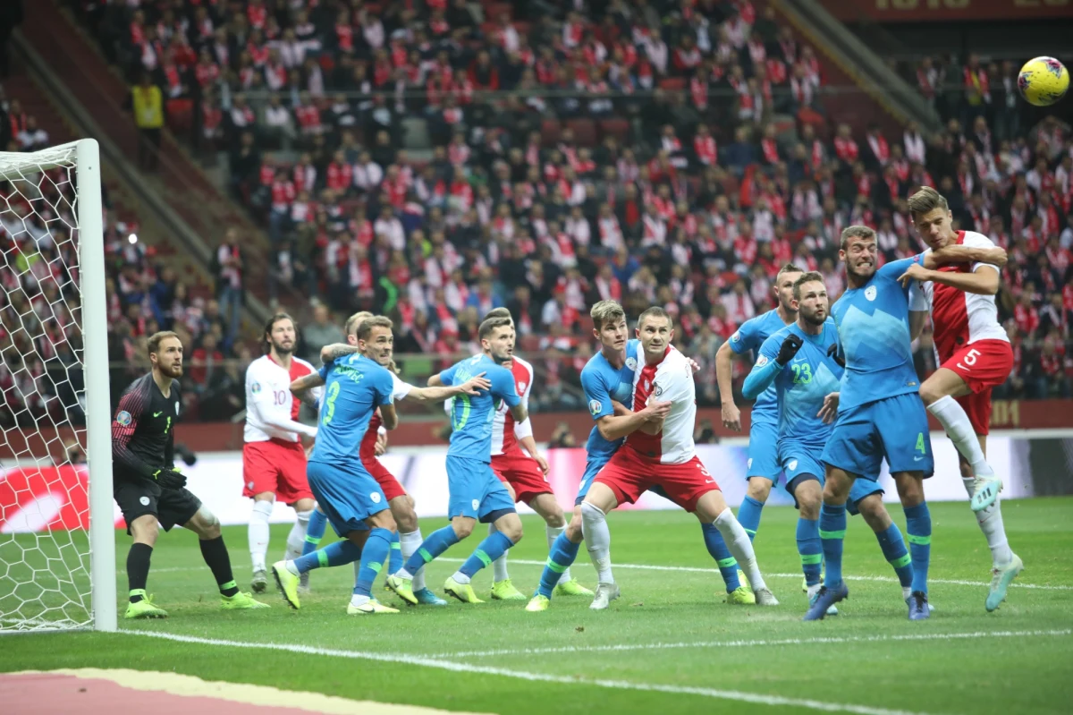 Będzie zmiana prezesa Stadionu Narodowego. Powodem - oficjalnie - tragiczny stan murawy podczas niedawnego meczu Polska - Słowenia w eliminacjach Euro 2020. Zdaniem ekspertów jednak faktyczną winę za sytuację z 19 listopada ponoszą przede wszystkim rząd i PZPN. Sama Alicja Omięcka potwierdza w rozmowie z RMF FM, że spodziewa się odwołania. Jak mówi: "Chciałabym (...) usłyszeć argumenty - i wtedy będę się zastanawiała nad reagowaniem".