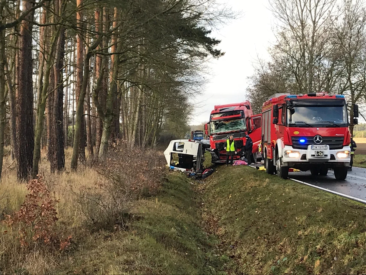 Do tragicznego w skutkach wypadku doszło na drodze wojewódzkiej w miejscowości Bukowicach na Dolnym Śląsku. W czołowym zderzeniu busa z ciężarówką zginęły 3 osoby, a 3 kolejne zostały ranne. 