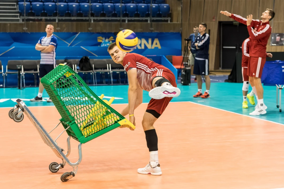 VERVA Warszawa Orlen Paliwa środowym meczem grupy D z Tours VB zainauguruje debiutancki występ w Lidze Mistrzów. Brak doświadczenia w tych rozgrywkach części siatkarzy stołecznego klubu nie martwi ani ich samych, ani trenera Andreę Anastasiego. Vervę w fazie grupowej również czeka konfrontacja z bardzo silnym rywalem. W grupie D zmierzy się m.in. z Sir Sicomą Monini Perugia. Szkoleniowcem wicemistrza Włoch jest trener reprezentacji Polski Vital Heynen, a jednym z liderów przyjmujący biało-czerwonych Wilfredo Leon. Poza tym srebrnych medalistów poprzedniego sezonu Plus Ligi czekają też pojedynki z Benficą Lizbona i Tours VB. O nastrojach przed Ligą Mistrzów z Bartoszem Kwolkiem z Vervy rozmawiał Paweł Pawłowski.