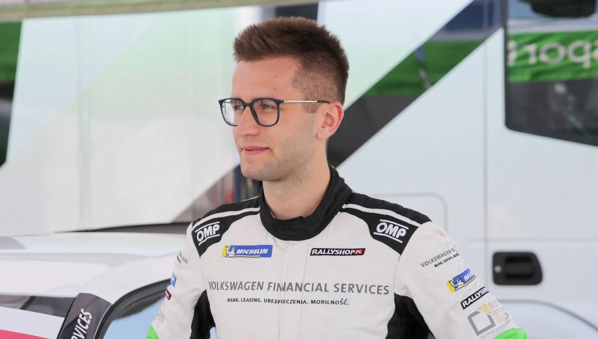 Tegoroczny rajdowy Mistrz Polski Mikołaj Marczyk będzie jednym z faworytów 57. Rajdu Barbórka. Impreza odbędzie się już w najbliższą sobotę. "Miko" Marczyk zapewnia opowiedział nam o trudnościach związanych z Rajdem Barbórka i swoich przygotowaniach do rajdowej rywalizacji w Warszawie: "Mentalnie traktuje ten rajd identycznie jak rajd zaliczany do Mistrzostw Polski" - podkreśla Marczyk.