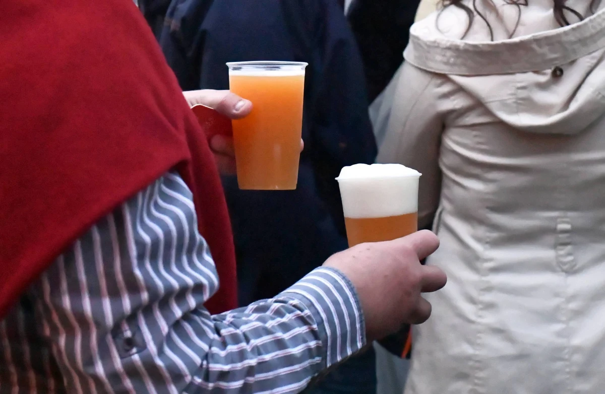 "Wejście w życie podwyżki akcyzy na wyroby alkoholowe i tytoniowe 1 lutego 2020 r., a nie 1 stycznia 2020 r. - to ubytek dochodu o 144 mln złotych - tłumaczył w Senacie wiceminister finansów Jan Sarnowski. Komisja budżetu i finansów publicznych we wtorek ruszyła z pracami nad nowelizacją ustawy o akcyzie. Przewiduje ona 10-proc. podwyżkę podatku na wyroby tytoniowe i alkoholowe.