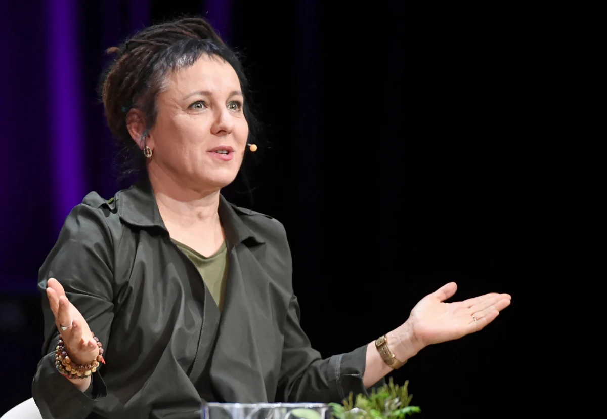 Posłowie KO złożyli w Sejmie projekt uchwały, w którym proponują wyrażenia uznania dla laureatki literackiej Nagrody Nobla Olgi Tokarczuk. "Sejm, jako przedstawiciel wszystkich Polaków, powinien podziękować Tokarczuk" - powiedział poseł Tomasz Zimoch (KO).
