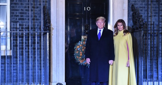 Donald Trump nadużył urzędu prezydenta dla swej korzyści, zabiegając o zagraniczną pomoc w wyborach prezydenckich w 2020 roku - głosi  raport komisji wywiadu kontrolowanej przez Demokratów Izby Reprezentantów USA. 300-stronnicowy dokument, który obszernie informuje o wnioskach ze śledztwa w sprawie ewentualnego impeachmentu prezydenta, zostanie poddany pod głosowanie komisji niższej izby Kongresu we wtorek o godz. 18 (północ czasu polskiego). Z uwagi na to, że przewagę mają w niej Demokraci, oczekuje się, że będzie to jedynie formalnością.