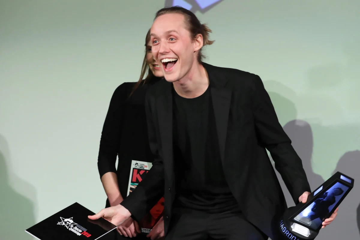 Bartosz Bielenia - odtwórca głównej roli w filmie "Boże Ciało" Jana Komasy - zdobył Nagrodę im. Zbyszka Cybulskiego. Jest ona przyznawana młodym aktorom, którzy wyróżniają się wybitną indywidualnością. 