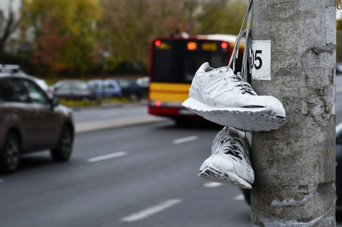 Kontrole drogowe w okolicach przejść dla pieszych, przejazdów rowerowych oraz skrzyżowań ruszają dziś w całej Polsce. To policyjna akcja pod kryptonimem "Niechronieni uczestnicy ruchu drogowego". W swoim expose premier Mateusz Morawiecki zapowiedział wprowadzenie pierwszeństwa dla pieszych jeszcze przed wejściem na przejście. W sondażu IBRIS dla "Dziennika Gazety Prawnej" i RMF FM zapytaliśmy, co Polacy sądzą o takim rozwiązaniu. 53,1 proc. respondentów jest zdania, że to dobry pomysł.