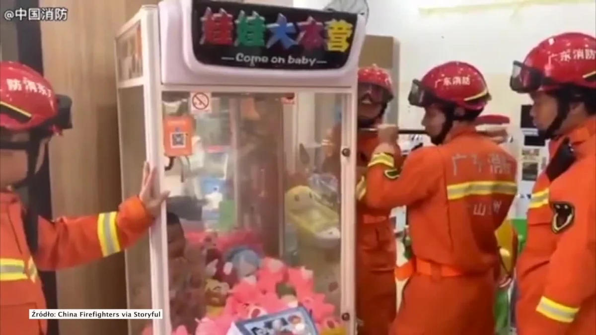 Mały chłopiec utknął w automacie do łowienia zabawek, gdy próbował wyjąć z maszyny kilka pluszaków. Dziecko weszło do urządzenia korzystając z nieuwagi matki, z którą chłopczyk był w centrum handlowym. Na ratunek uwięzionemu chłopcy przyszli strażacy, którzy szybko otworzyli automat. 