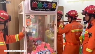 Dziecko utknęło w automacie do łowienia zabawek. Z ratunkiem przyszli strażacy