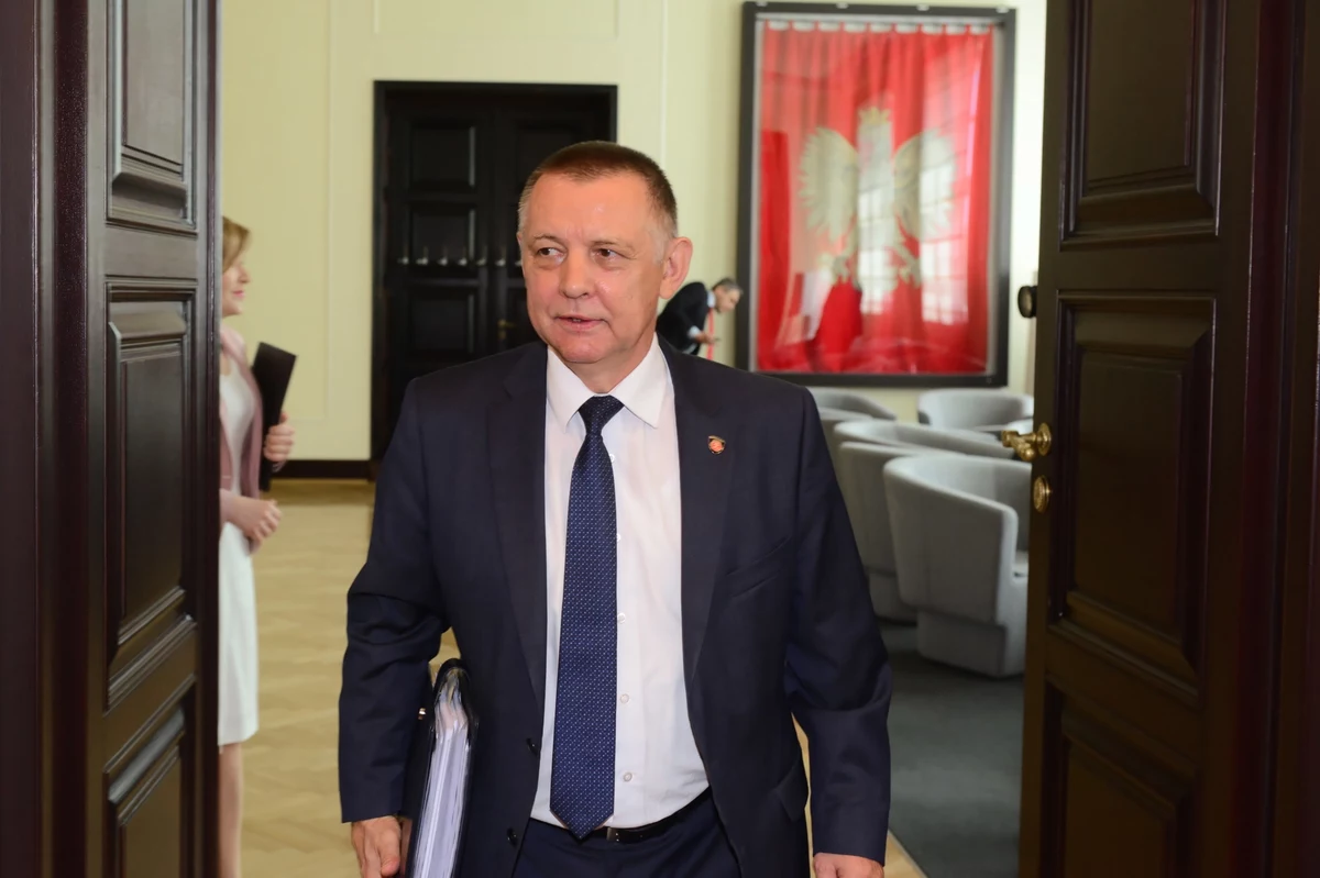 Ani zmiana konstytucji, ani nowelizacja ustawy o Najwyższej Izbie Kontroli nie pozwolą na zgodne z prawem odwołanie prezesa NIK - mówi w rozmowie z reporterem RMF FM konstytucjonalista, profesor Ryszard Piotrowski. Politycy PiS przekonywali dotąd, że jeśli Marian Banaś nie poda się do dymisji, to gotowy jest tajemniczy "plan B". Prof. Piotrowski wyjaśnia, że nawet jeśli taki plan powstał, to jego zastosowanie będzie sprzeczne z prawem. 