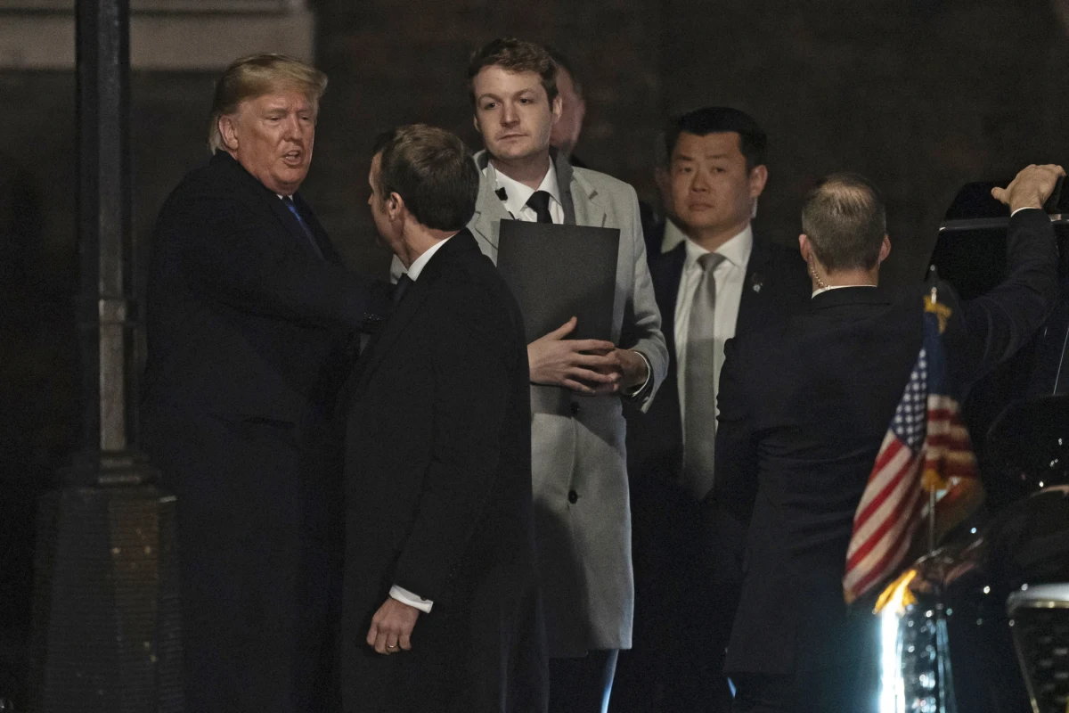 Prezydenci USA i Francji, Donald Trump i Emmanuel Macron, którzy we wtorek rozmawiali przez blisko godzinę na marginesie szczytu NATO, nie zgadzają się w ocenie Turcji jako członka NATO - pisze Associated Press. Trwa też spór o słowa Macrona. Francuski prezydent przyznał, że choć jego wypowiedź o śmierci mózgu NATO zirytowała wielu partnerów, to zdania nie zmieni. Trump uznał jego słowa za obraźliwe. Francuscy komentatorzy zauważają z kolei, że prezydent Francji może co najwyżej pokrzykiwać o śmierci mózgowej NATO, bo sam bez Trumpa nie jest w stanie nic zmienić.