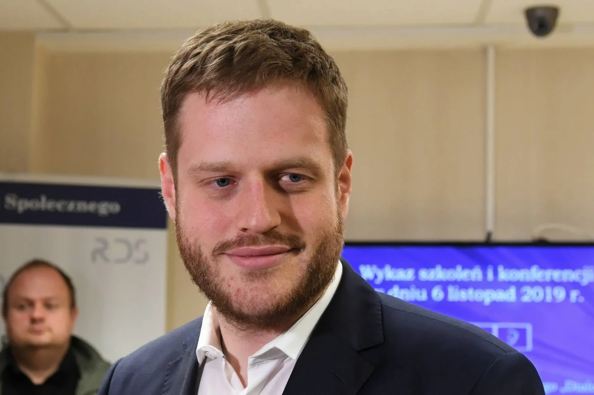 Wiceminister Ministerstwa Zdrowia Janusz Cieszyński przyznał, że MZ otrzymało ostrzeżenie od Europejskiej Agencji Leków dotyczące potencjalnego wykrycia zanieczyszczenia w metforminie w laboratoriach poza Polską. Poinformował też, że ministerstwo nie ma informacji „aby lek na cukrzycę zagrażał życiu i zdrowiu pacjentów, lek nie został wycofany”.