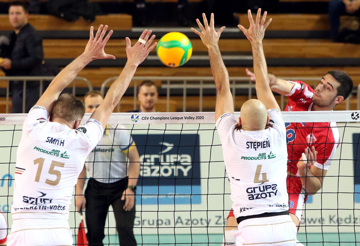 Atakujący Grupy Azoty ZAKSY Kędzierzyn-Koźle Łukasz Kaczmarek na razie nie wróci na siatkarskie parkiety. Podstawowego zawodnika ZAKSY w składzie zastępował ostatnio Arpad Baroti i to na razie się nie zmieni. 