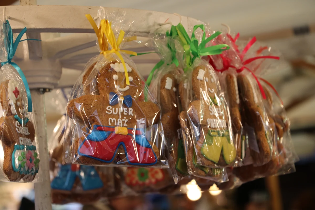 CNN ogłosiło listę 17 najlepszych jarmarków bożonarodzeniowych na świecie. Pierwszy raz w takim zestawieniu obok znanych od lat targów w Nowym Jorku czy Florencji, znalazł się również jarmark bożonarodzeniowy w Krakowie. To wszechstronne doświadczenie związane z zakupami świątecznymi - ocenia dziennikarz CNN.