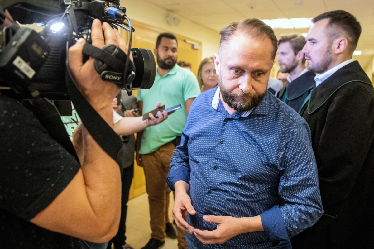 Decyzja o niezastosowaniu aresztu wobec Kamila Durczoka, podejrzanego o oszustwo i podrobienie weksla, "jest nieracjonalna i niezrozumiała" - tak postanowienie sądu ws. znanego dziennikarza komentuje Prokuratura Regionalna w Katowicach. Zaznacza, że - jak dowodzi praktyka - "w przypadkach zarzutów tak ciężkich jak te postawione Kamilowi D. areszt jest stosowany". Prokuratura wprost stwierdza również, że "sąd łagodniej potraktował podejrzanego, przyznając mu swoisty ‘immunitet celebryty’".