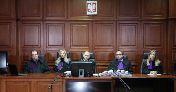 Sąd Okręgowy w Warszawie skazał na dożywocie 41-letniego Artura K., który będąc na przepustce z więzienia zabił 35-letnią narzeczoną i jej 3-letniego syna. Mężczyzna będzie mógł się ubiegać o warunkowe zwolnienie po 40 latach. Wyrok warszawskiego sądu nie jest prawomocny.