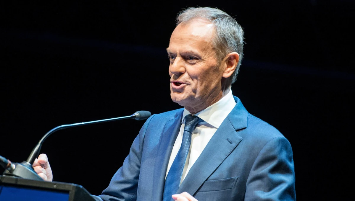 Ci sędziowie, którzy mają odwagę przeciwstawić się brutalnemu atakowi na polski system sprawiedliwości, zasługują na najwyższy szacunek, a nie na potok oszczerstw - oświadczył w Brukseli szef Europejskiej Partii Ludowej, były premier i były lider PO Donald Tusk. 