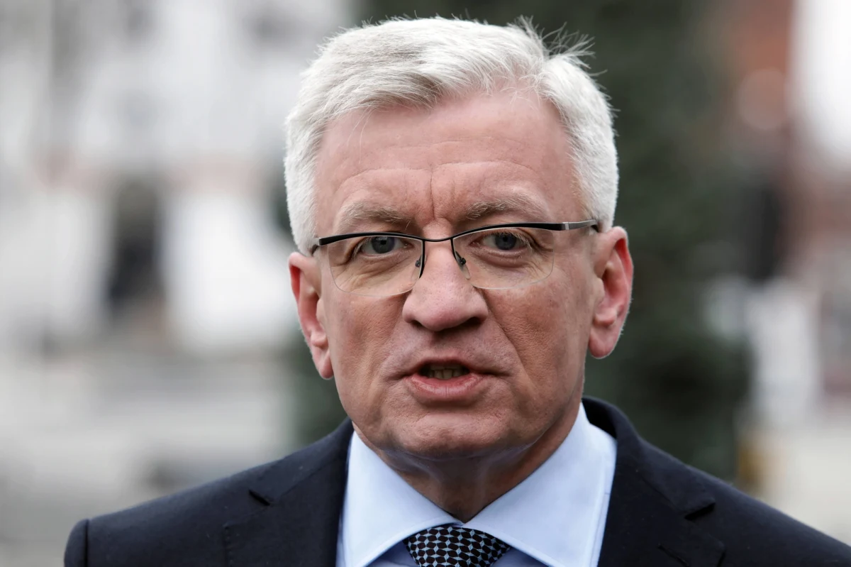 "Nie mam zamiaru konkurować z tym, jak sympatyczna jest Małgorzata Kidawa-Błońska, bo ja tak sympatyczny jak ona nigdy nie będę. To jest dla mnie jasne" - mówił w Toruniu prezydent Poznania, kandydat PO w prawyborach na prezydenta RP Jacek Jaśkowiak. "W tych wyborach my musimy się jednak zdecydować czy brać pod uwagę także elementy związane ze wzrostem potencjału danego kandydata, czy brać pod uwagę to, jakie on ma szanse przy określonych konkurentach" - dodał. 