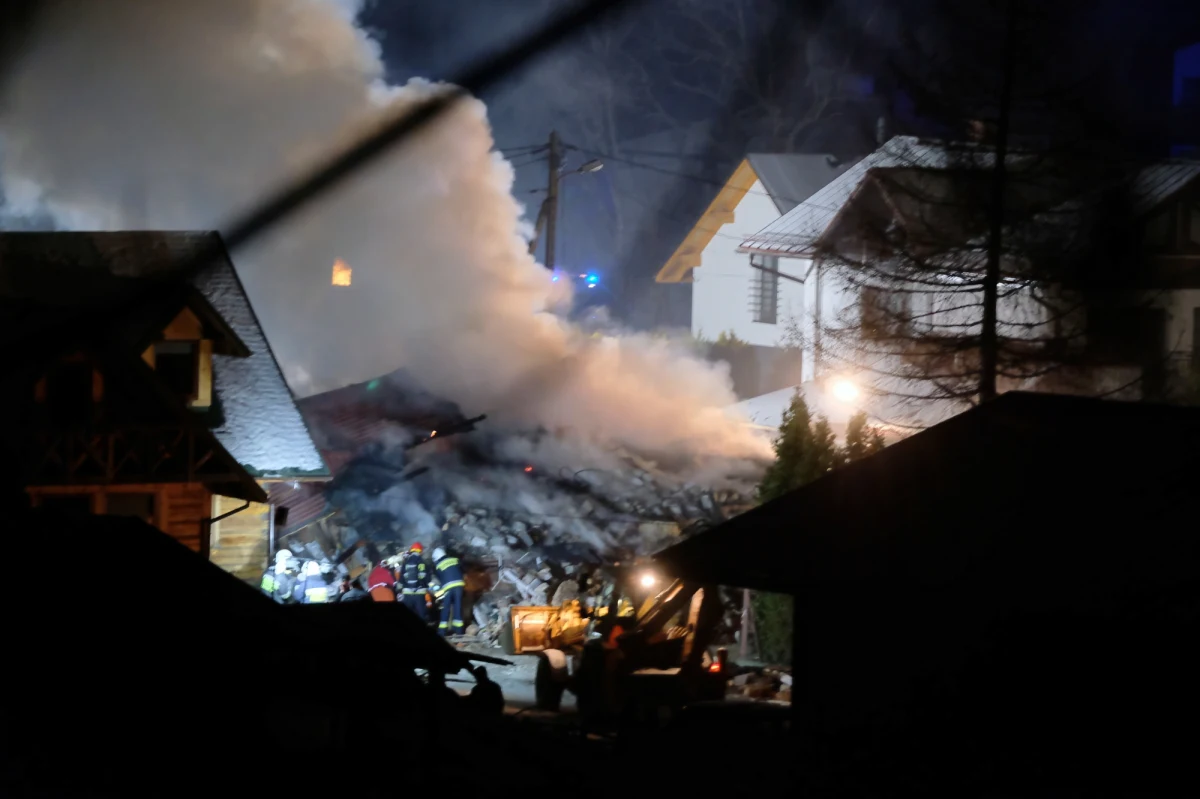 Trwa akcja ratunkowa po wybuchu gazu w Szczyrku. Trzykondygnacyjny budynek zawalił się. Straż pożarna informuje, że pod gruzami może być nawet osiem osób. Ręczne odgruzowywanie może potrwać do rana.