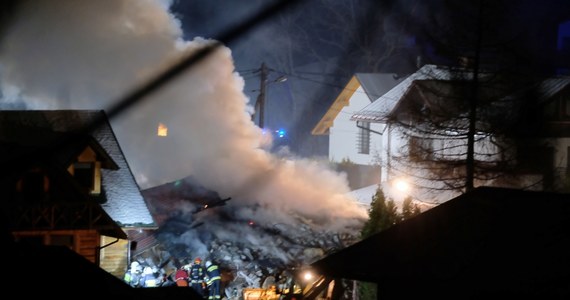 Trwa akcja ratunkowa po wybuchu gazu w Szczyrku. Trzykondygnacyjny budynek zawalił się. Straż pożarna informuje, że pod gruzami może być nawet osiem osób. Ręczne odgruzowywanie może potrwać do rana.
