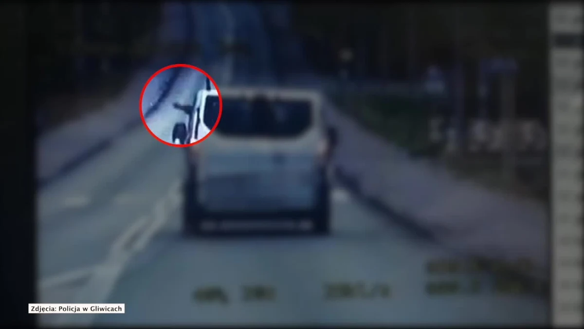 Kierowca samochodu dostawczego wyprzedził inne auto nie wiedząc, że to policja, i wyrzucił śmieci przez okno. Musiał się zatrzymać, poszukać śmieci, wyrzucić je do kosza, a do tego zapłacić 200 złotych mandatu. Do zdarzenia doszło w Gliwicach.