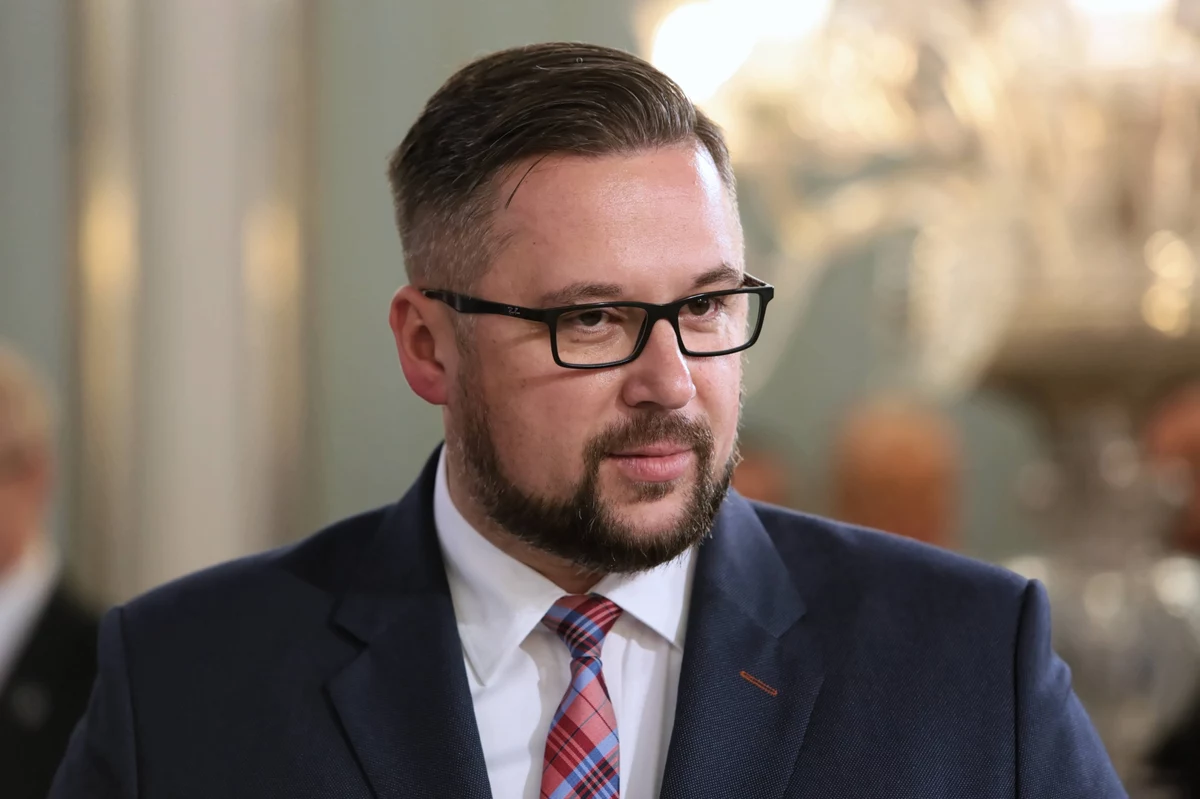 "Proponuję spróbować się utrzymać w Warszawie za 6,5 tys. zł na rękę i dietę 2,5 tys. zł" – powiedział w rozmowie z reporterem Interii Jakubem Szczepańskim Marcin Kulasek, sekretarz generalny SLD zapytany o życie w hotelu sejmowym. Jego zdaniem, poselski budżet jest mocno obciążony, choćby ze względu na brak aneksów kuchennych w Domu Poselskim.