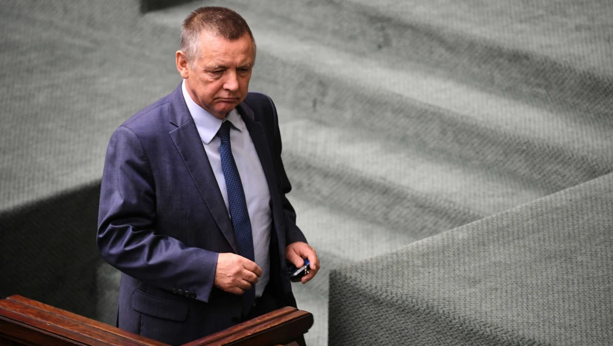 "Przepisy prawa są tak skonstruowane, że w tej chwili już politycznie niewiele można zrobić. (…) To już jest dzisiaj rola prokuratury, a potem sądu, który ma stwierdzić, czy doszło tam do przestępstwa, czy nie doszło. Bo jak doszło, to wtedy automatycznie nastąpi pozbawienie prezesa Najwyższej Izby Kontroli funkcji" - tak sprawę Mariana Banasia skomentował na antenie TVN 24 prezydencki minister Andrzej Dera. Przyznał również, że jest zdziwiony całą sytuacją, bowiem służby wielokrotnie sprawdzały Banasia. Według Dery, "rzeczywistość będzie polegała na tym, że będzie ustalane, kto tak naprawdę tutaj zawinił".