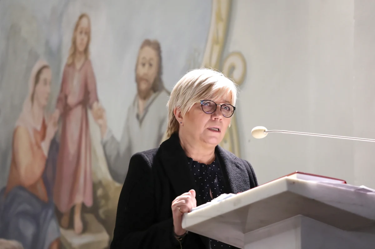 Blokowanie spraw ze względu na kalendarz wyborczy, namawianie do donosów, stosowanie "polityki haków" i intryg, konspiracyjne spotkanie z premierem w TK, kierowanie się plotkami, wyśmiewanie sędziów, manipulowanie składami orzekającymi, zabieranie dokumentów z gabinetu sędziego pod jego nieobecność, przetrzymywanie istotnych pism - to tylko kilka przykładów zarządzania Trybunałem Konstytucyjnym przez Julię Przyłębską. 