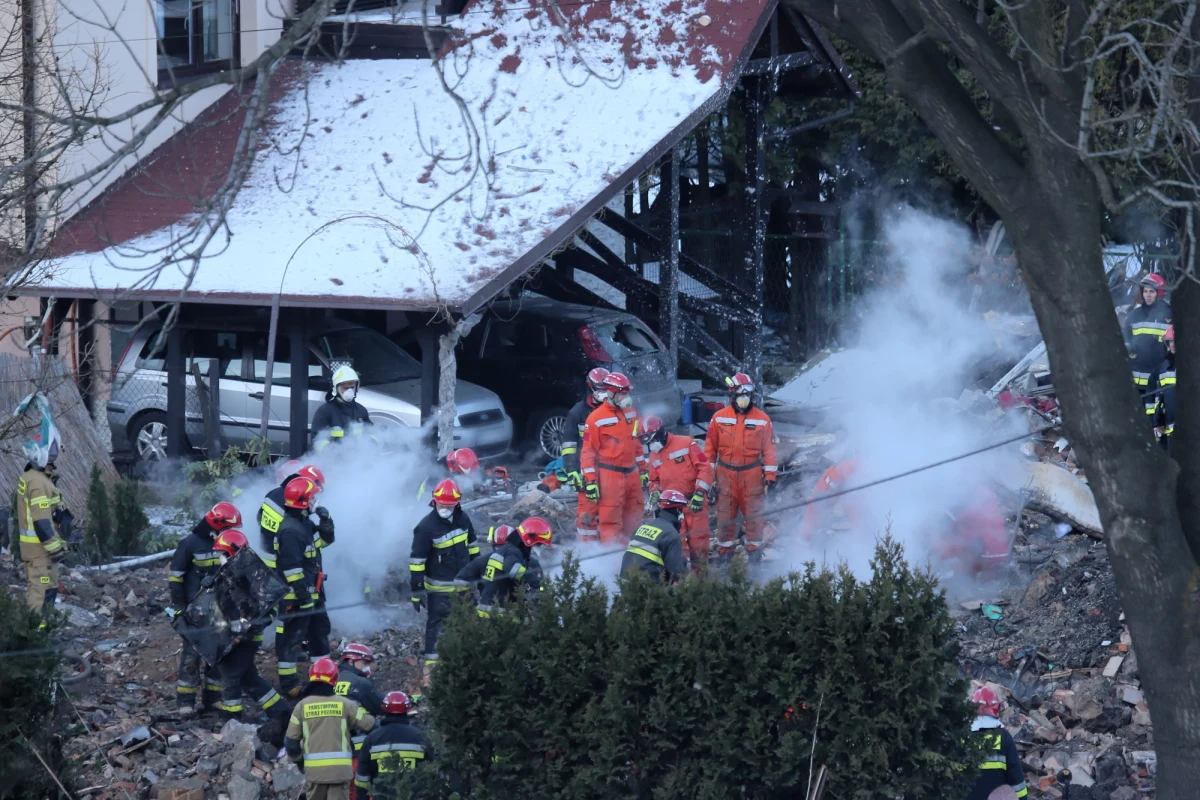 Do Szczyrku jedzie cysterna ze skroplonym gazem LNG. Jeszcze dzisiaj w godzinach popołudniowych pierwsi odbiorcy będą mogli korzystać z gazu - zapewnia rzecznik Polskiej Spółki Gazownictwa Artur Michniewicz. W wyniku wczorajszej eksplozji gazociągu, zawalił się dom. Znaleziono ciała ośmiu osób, w tym czwórki dzieci. 