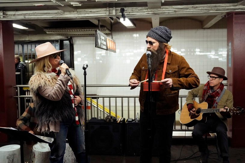 "Such Pretty Forks In the Road" to tytuł nowej płyty Alanis Morissette, która ukaże się 1 maja 2020 r. Do sieci trafił już pierwszy singel "Reasons I Drink", a kanadyjska wokalistka odwiedziła Jimmiego Fallona, z którym w przebraniu zaśpiewała w nowojorskim metrze.