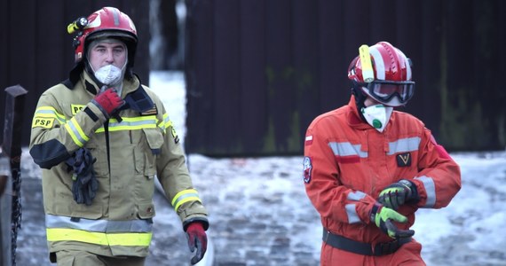 Kilkadziesiąt minut przed wybuchem w Szczyrku mierniki gazu pokazały zmianę ciśnienia w sieci - mówi reporterowi RMF FM Grzegorzowi Kwolkowi rzecznik Polskiej Spółki Gazownictwa. Zapewnia, że osoba, która wczoraj nadzorowała pracę sieci gazowej w Szczyrku, od razu wysłała na miejsce ekipę pogotowia gazowego. Niestety, mimo szybkiego wyjazdu, na miejscu gazownicy byli za późno. W wyniku eksplozji zawalił się dom i wybuchł pożar. Od środy na rumowisku trwała akcja ratownicza. Znaleziono ciała 8 osób - czworga dzieci i czwórki dorosłych. 