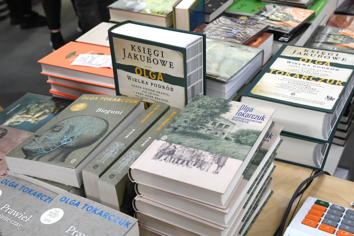 Olga Tokarczuk w czwartek spodziewana jest w Sztokholmie. Od piątku rozpoczyna intensywny tak zwany tydzień noblowski. Laureatka literackiego Nobla za 2018 roku 10 grudnia odbierze z rąk króla Szwecji Karola XVI Gustawa złoty medal oraz dyplom.